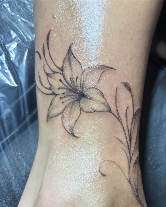 Fine line lily with long flowing stems on the ankle
